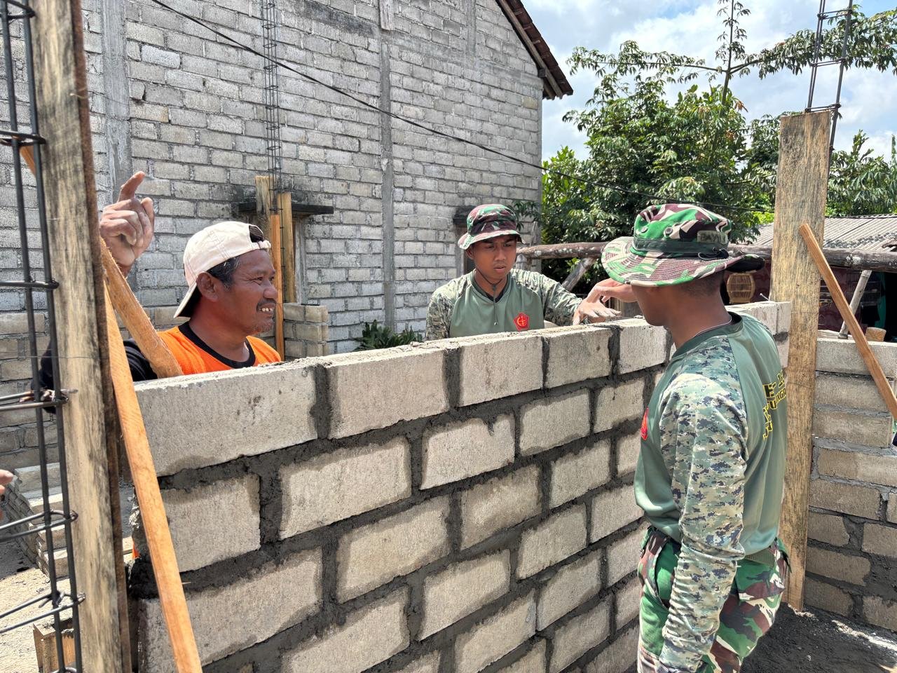 Agus Suwandi Nyatakan Terima Kasih dengan Turun Langsung Membangun Rumah