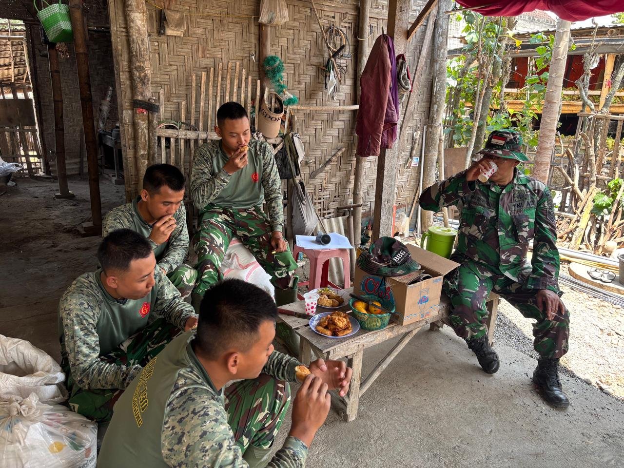 Sambutan Hangat Warga berupa Pisang Goreng dan Mangga untuk Prajurit TMMD