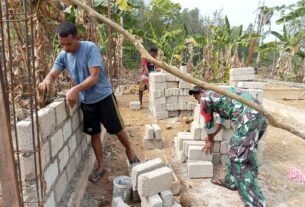 Praka Tehupuring Tegaskan Dedikasi TNI dalam Kegiatan RTLH di Desa Yang