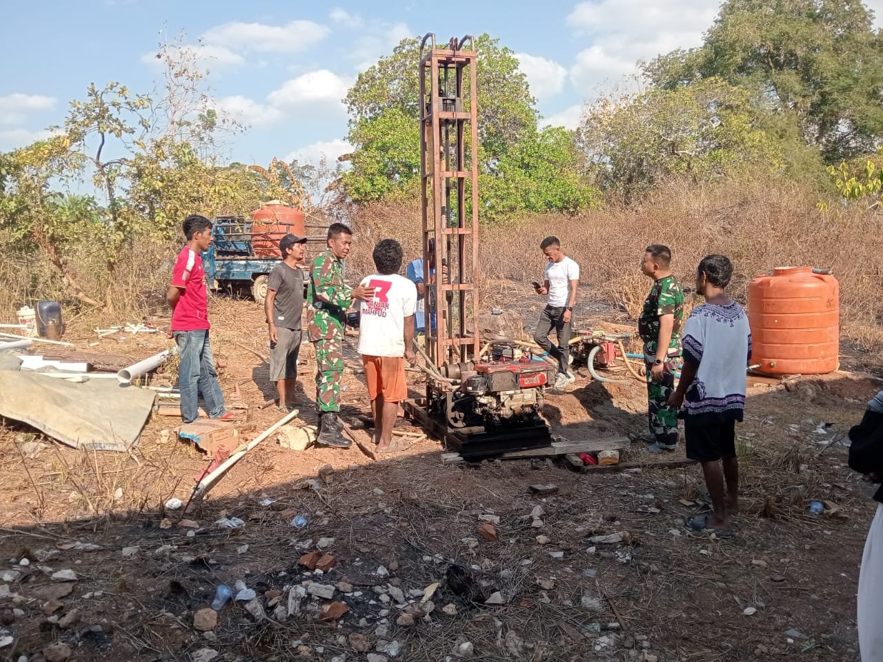 Kreativitas dan Kerjasama Satgas TMMD ke-130 dalam Membangun Sumur Bor di Kawite-Wite