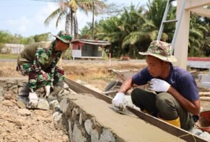 Sertu Edi Nurhadi Angkat Kemampuan bertukangnya dalam Program TMMD yang Bermanfaat