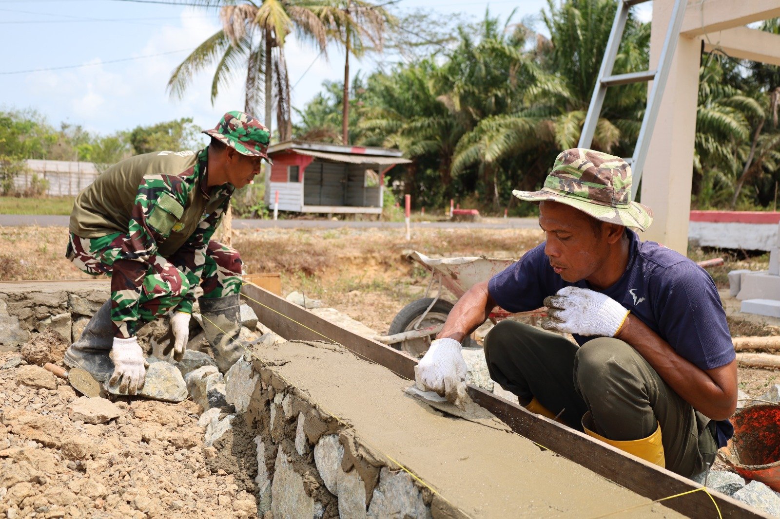 Sertu Edi Nurhadi Angkat Kemampuan bertukangnya dalam Program TMMD yang Bermanfaat