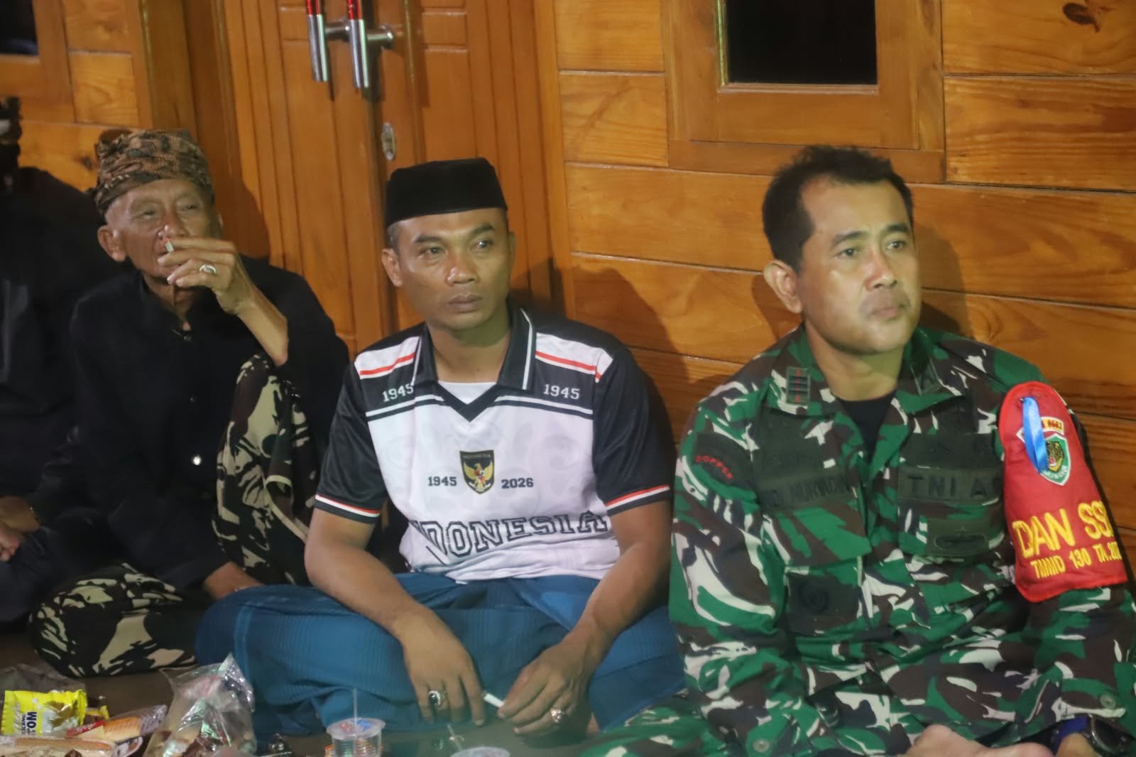 Satgas TMMD Kodim Lebak Ajak Warga Rayakan Kebersamaan Melalui Nonton Sepak Bola