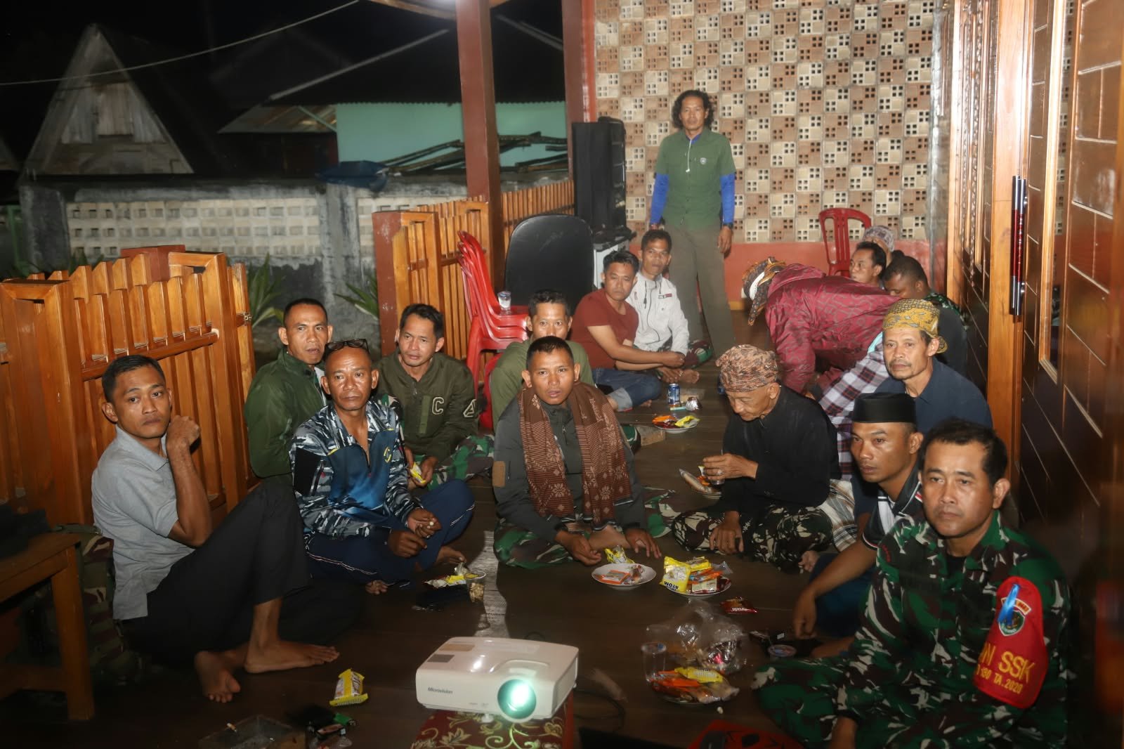 Sinergi TNI dan Warga Citorek Barat Melalui Acara Nonton Bersama