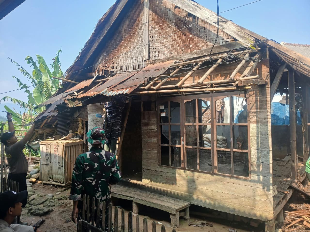 Keluarga Bapak Apin Mendapatkan Renovasi Rumah Layak melalui TMMD ke-130