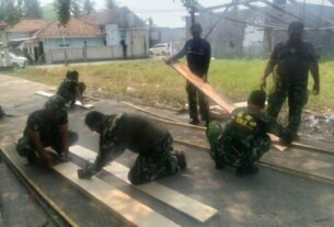 Infrastruktur Desa Semakin Kukuh Berkat Pengerjaan Bekisting oleh Satgas TMMD