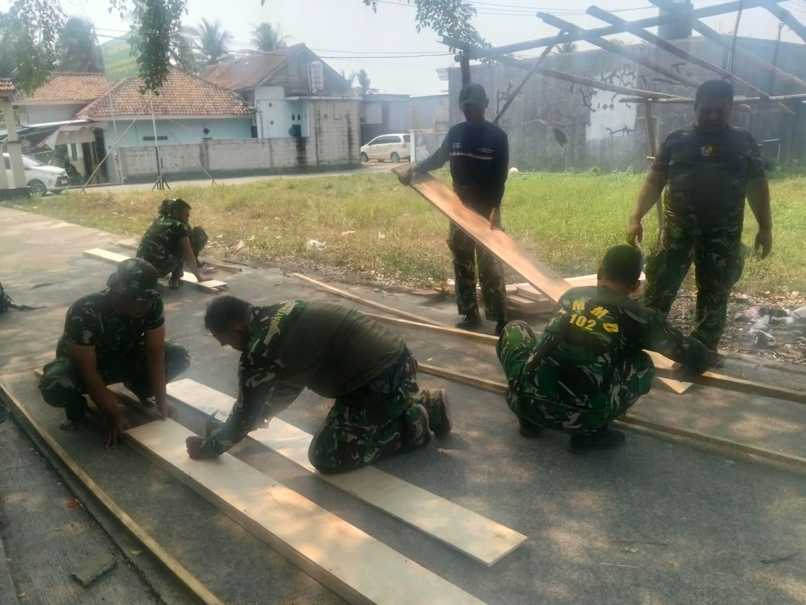 Infrastruktur Desa Semakin Kukuh Berkat Pengerjaan Bekisting oleh Satgas TMMD