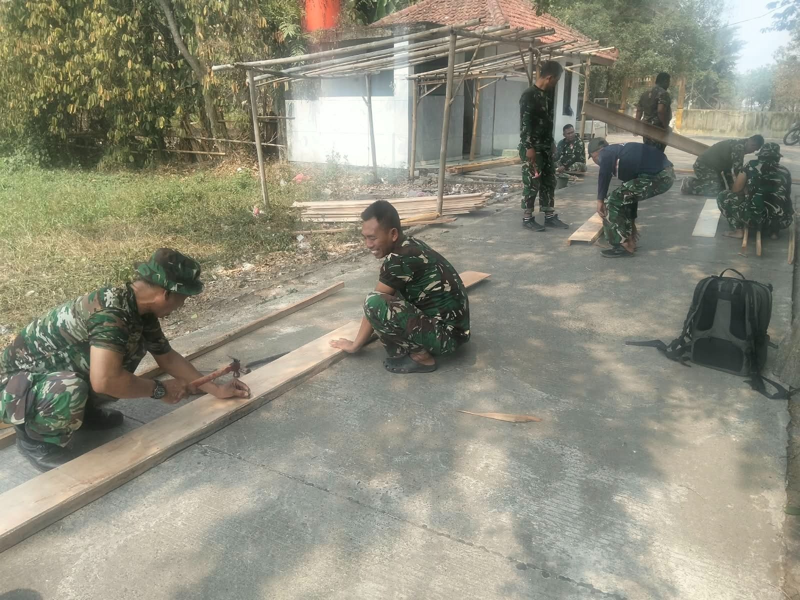 Kekuatan Infrastruktur: Upaya Satgas TMMD Membangun Bekisting di Tangerang