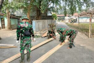 Kekompakan Anggota Satgas TMMD ke-130 Dalam Membangun Bekisting Berkualitas