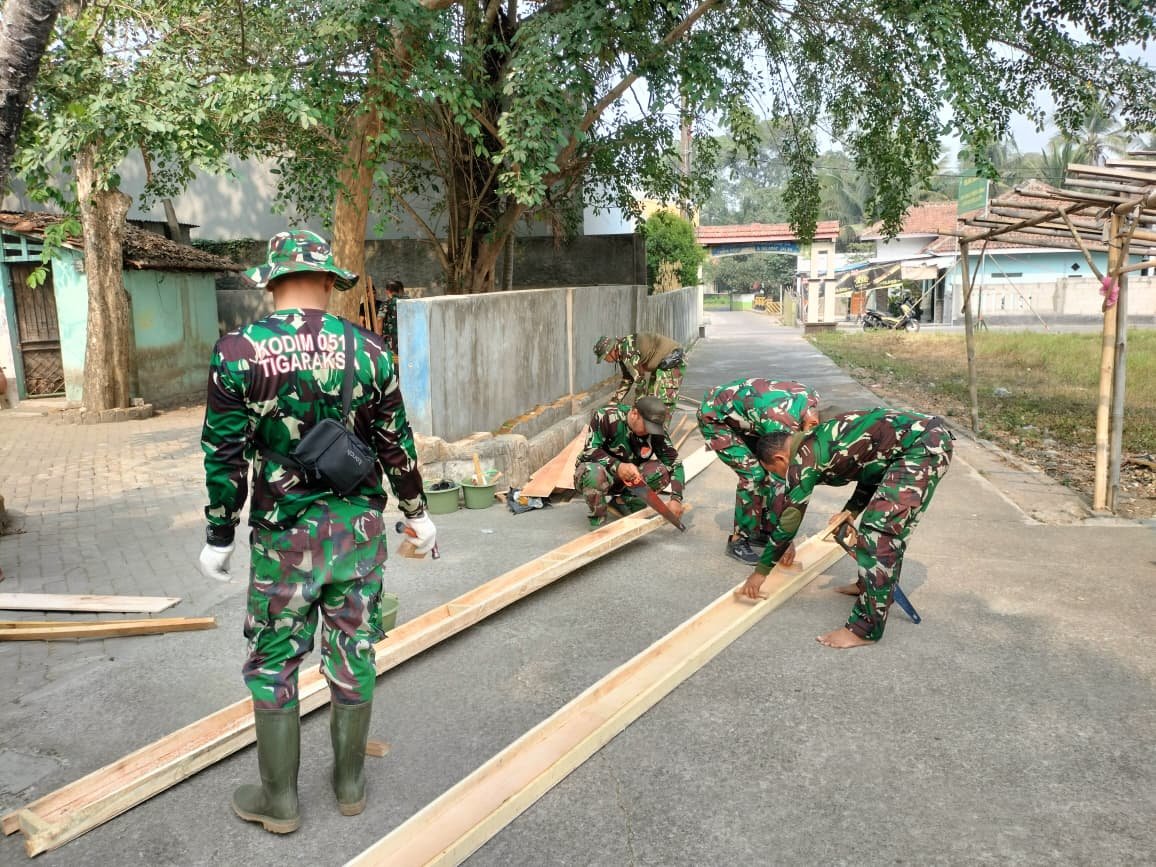 Kekompakan Anggota Satgas TMMD ke-130 Dalam Membangun Bekisting Berkualitas