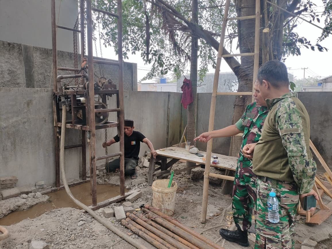 Kepedulian TNI Melalui Proyek Sumur Bersih di Desa Sumur Bandung