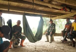 Kegiatan Santai Satgas TMMD Luwu Timur Ajak Warga Bicara di Lokasi Pembangunan