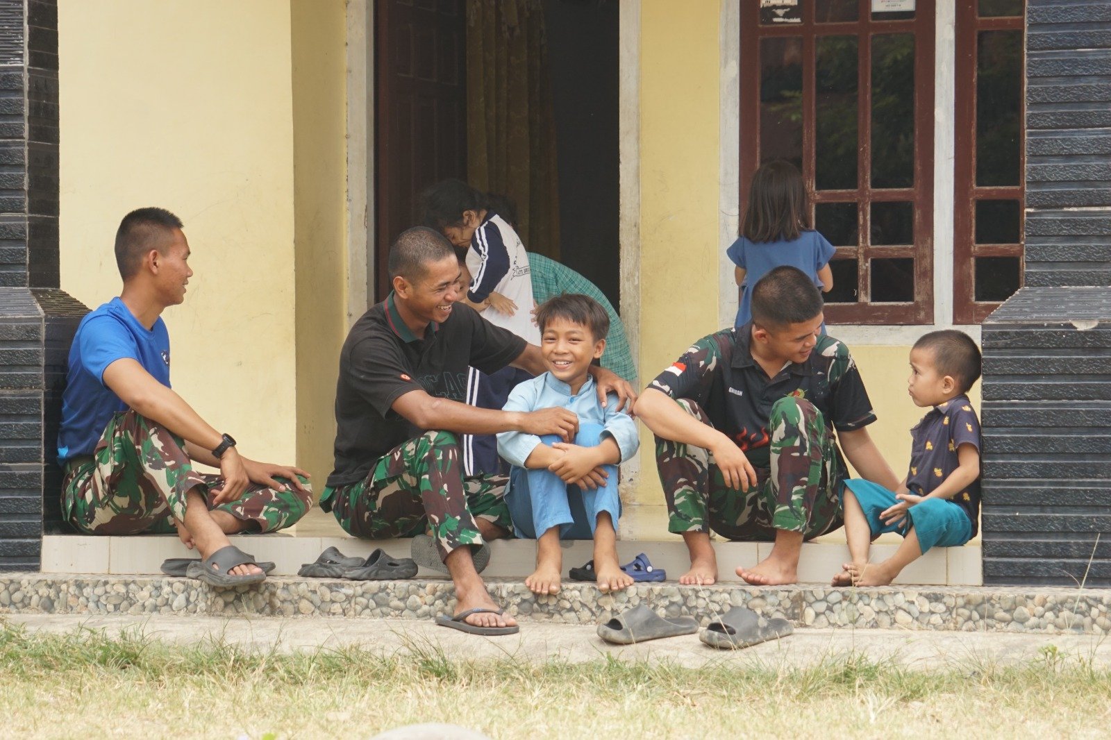 Kehangatan Sambutan Anak-Anak Saat Tim TMMD Mengunjungi Kandang Limun