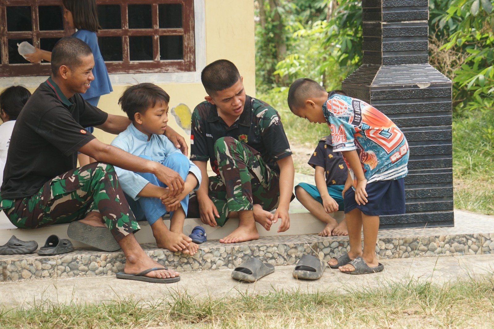 Keceriaan Anak-Anak Terpancar Saat Satgas TMMD 130 Hadir di Kandang Limun