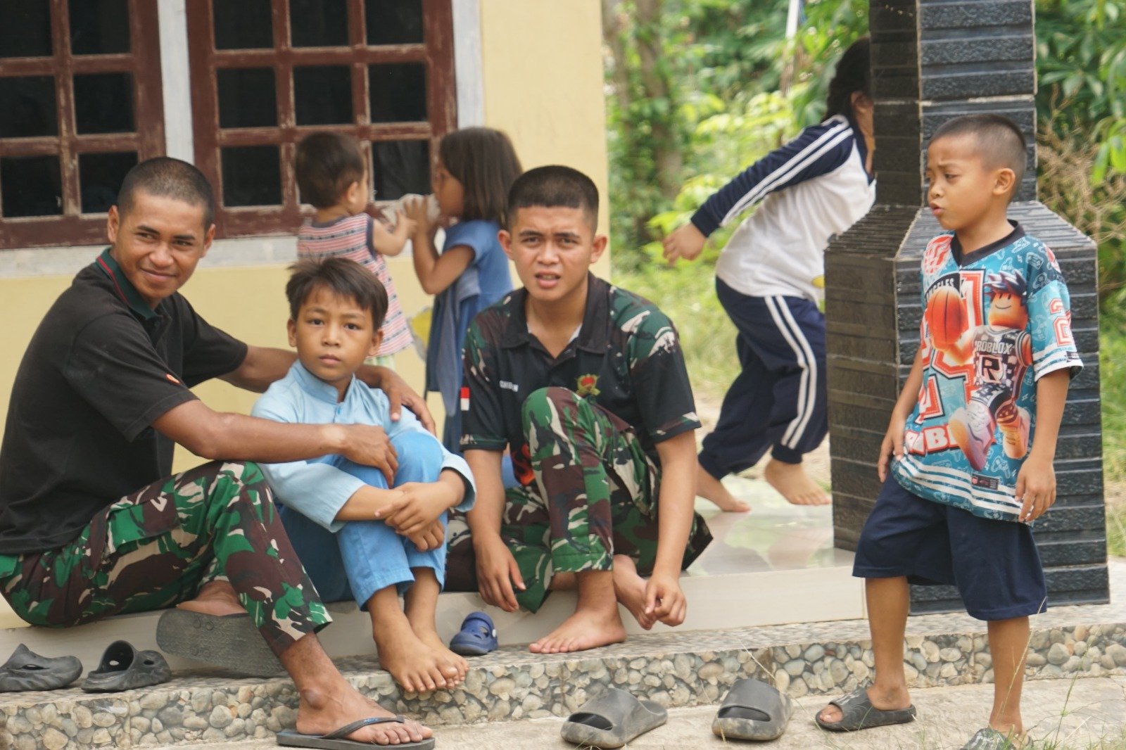 Kedatangan Satgas TMMD Diterima Anak-Anak dengan Keceriaan di Kandang Limun