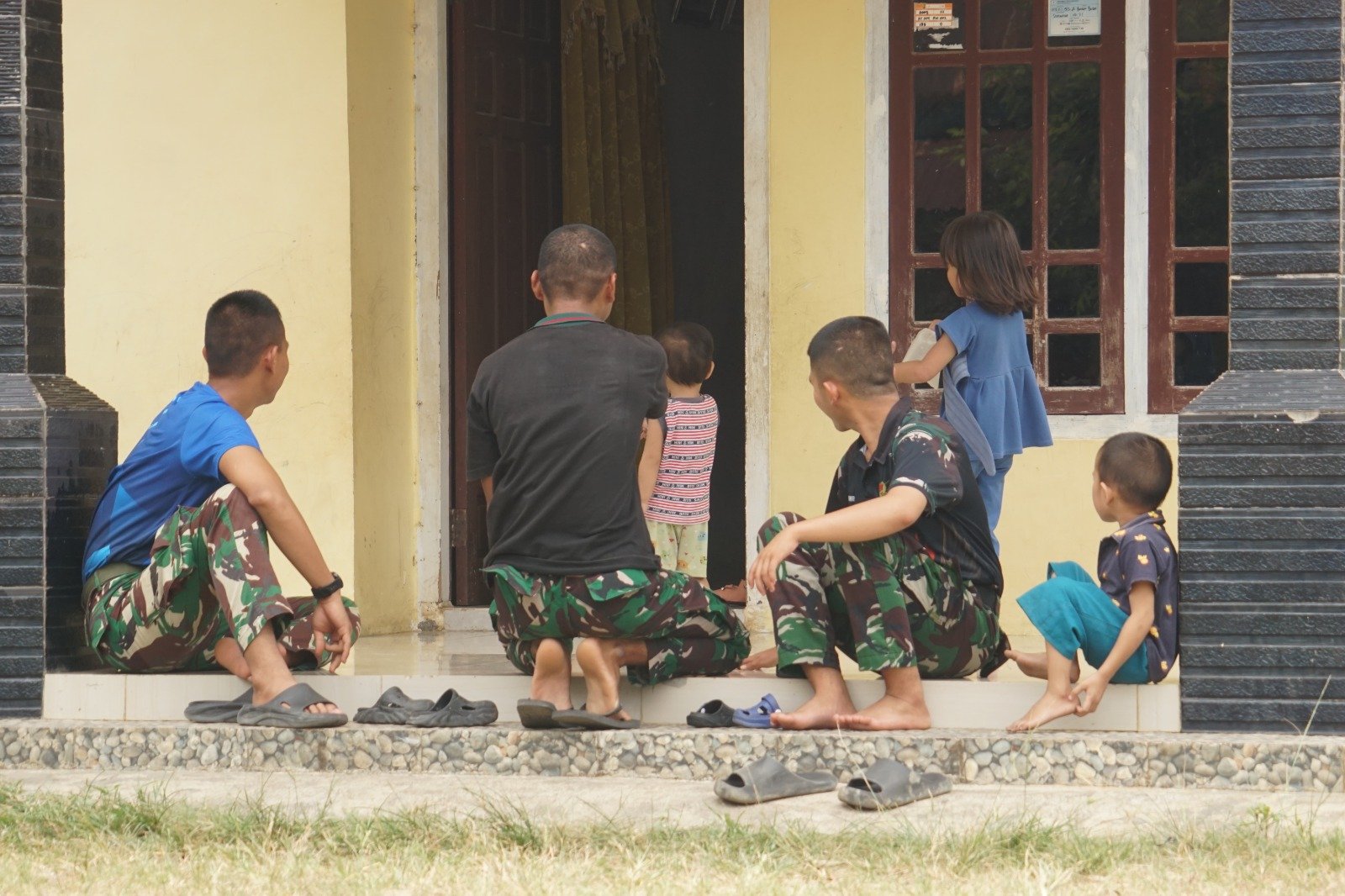 Keceriaan Anak Kandang Limun dalam Sambutan Ceria untuk Satgas TMMD