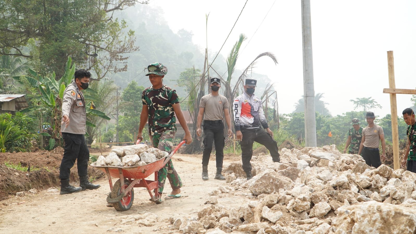 Sinergi TNI-Polri dan Masyarakat Optimalkan Pembangunan Desa di Luwu Timur