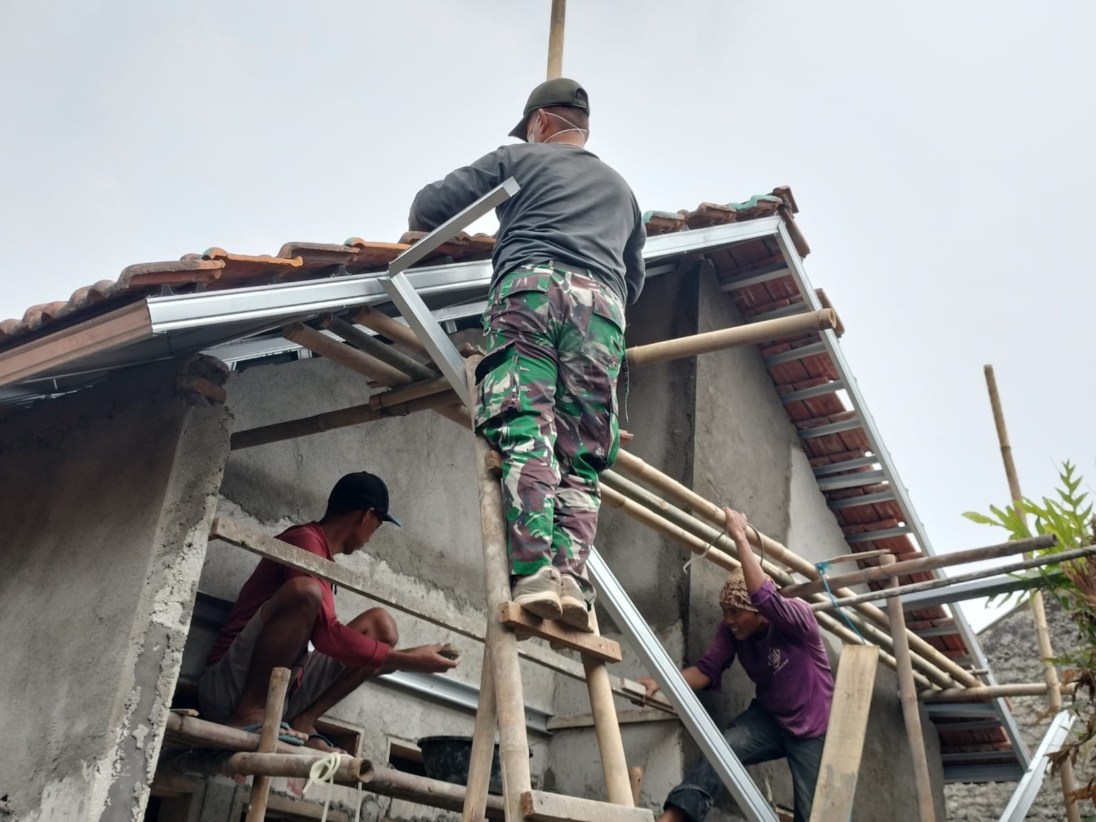 TNI Hadir Selamatkan Keluarga M. Syafi’i dengan Program Pembangunan Rumah Baru