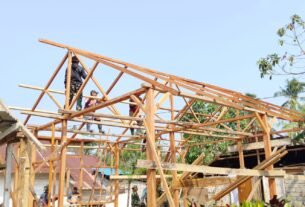 Pembangunan RTLH Arianto Atan Dimulai dengan Progres Pemasangan Rangka Atap