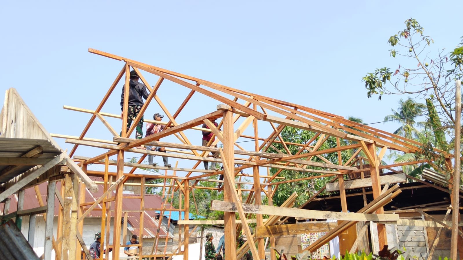 Pembangunan RTLH Arianto Atan Dimulai dengan Progres Pemasangan Rangka Atap
