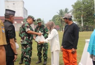 TMMD ke-130: TNI Teruskan Aksi Sosial dengan Pembagian Sembako di Kandang Limun
