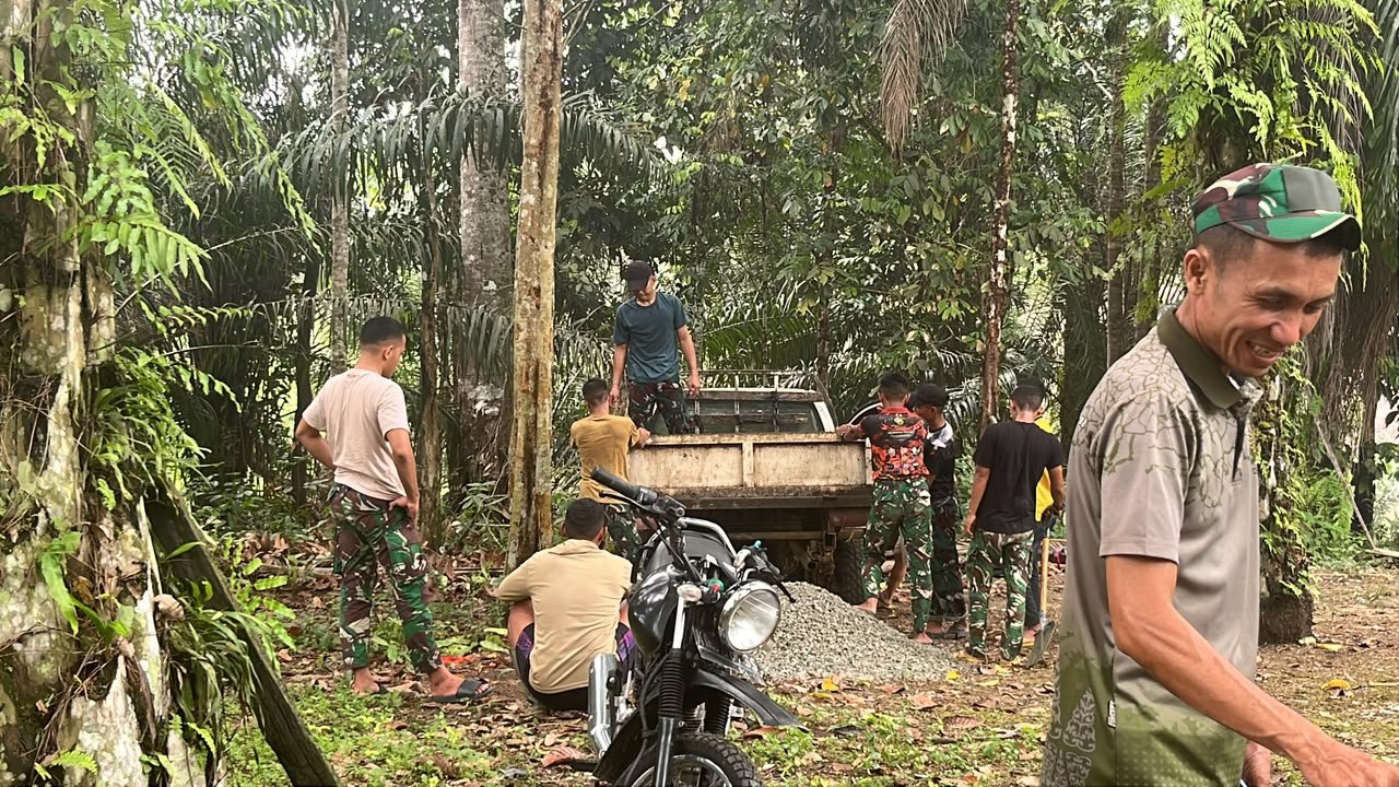 Tetap Bersemangat, Prajurit TMMD Kodim 1210/Landak Angkut Material di Cuaca Panas